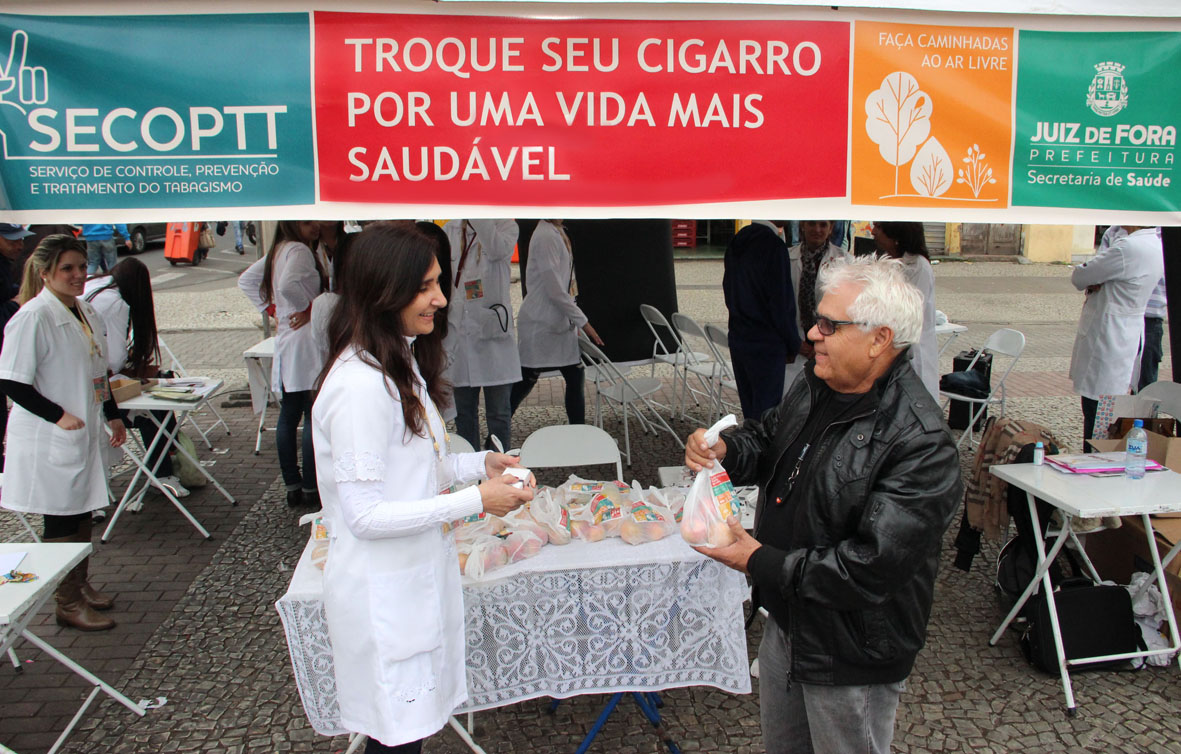 Portal de Notcias PJF | Campanha "Troque seu Cigarro por Uma Vida Mais Saudvel" mobiliza fumantes na Praa da Estao | SS - 1/9/2014